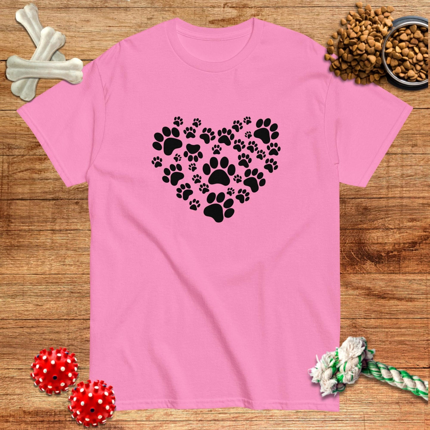 Camiseta con corazón hecho de huellas de patas | Dark Tees