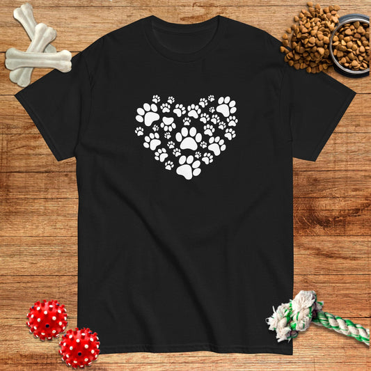 Camiseta con corazón hecho de huellas de patas | Dark Tees