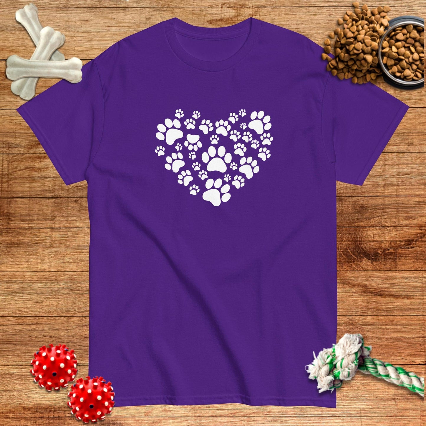 Camiseta con corazón hecho de huellas de patas | Dark Tees