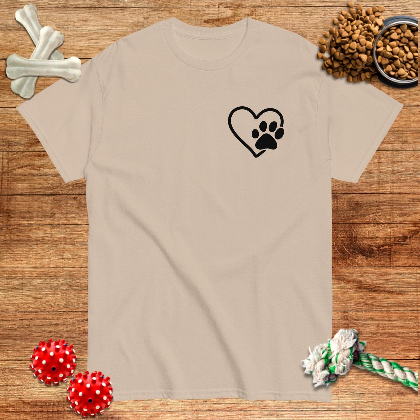 Camiseta con estampado de corazón y pata | Dark Tees