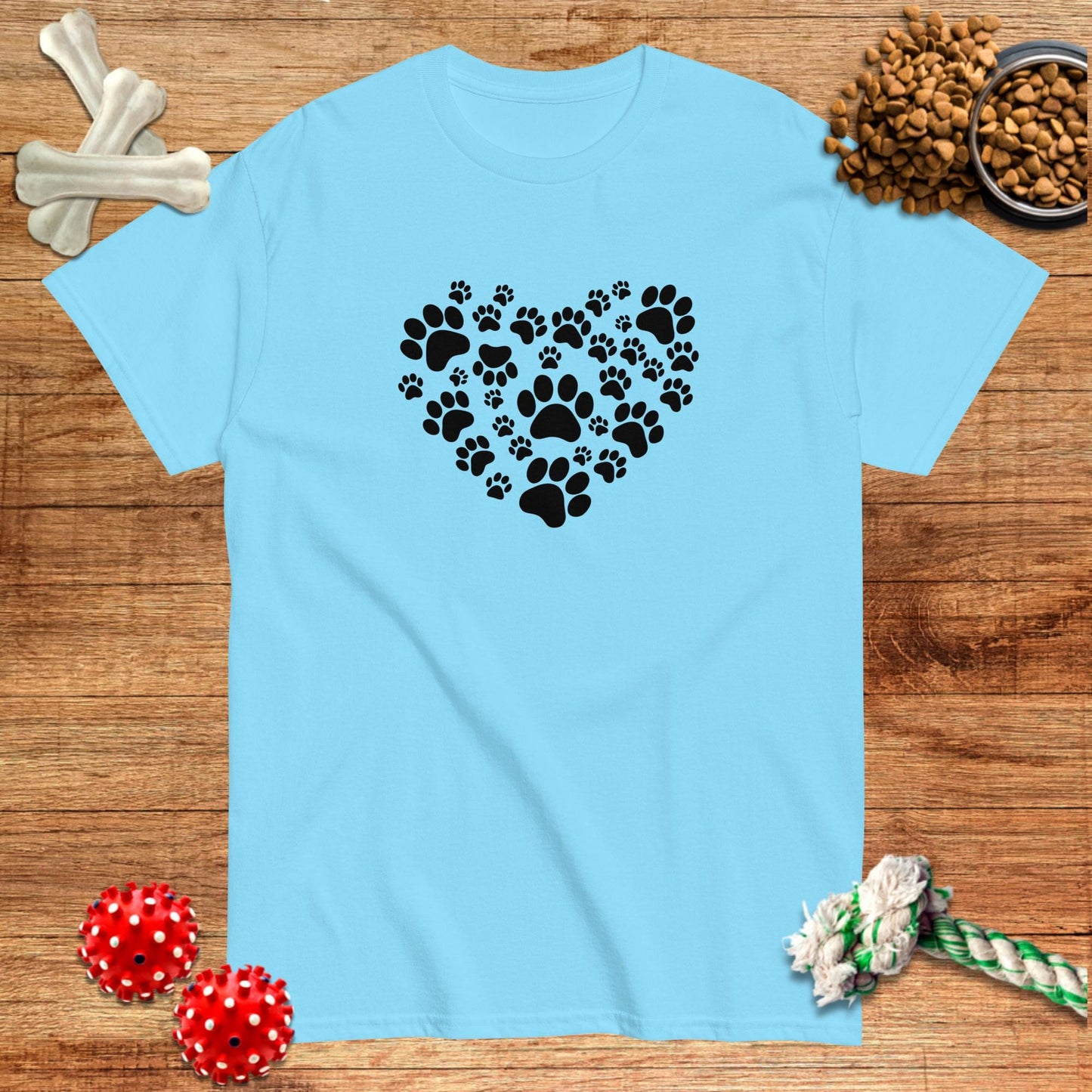 Camiseta con corazón hecho de huellas de patas | Dark Tees