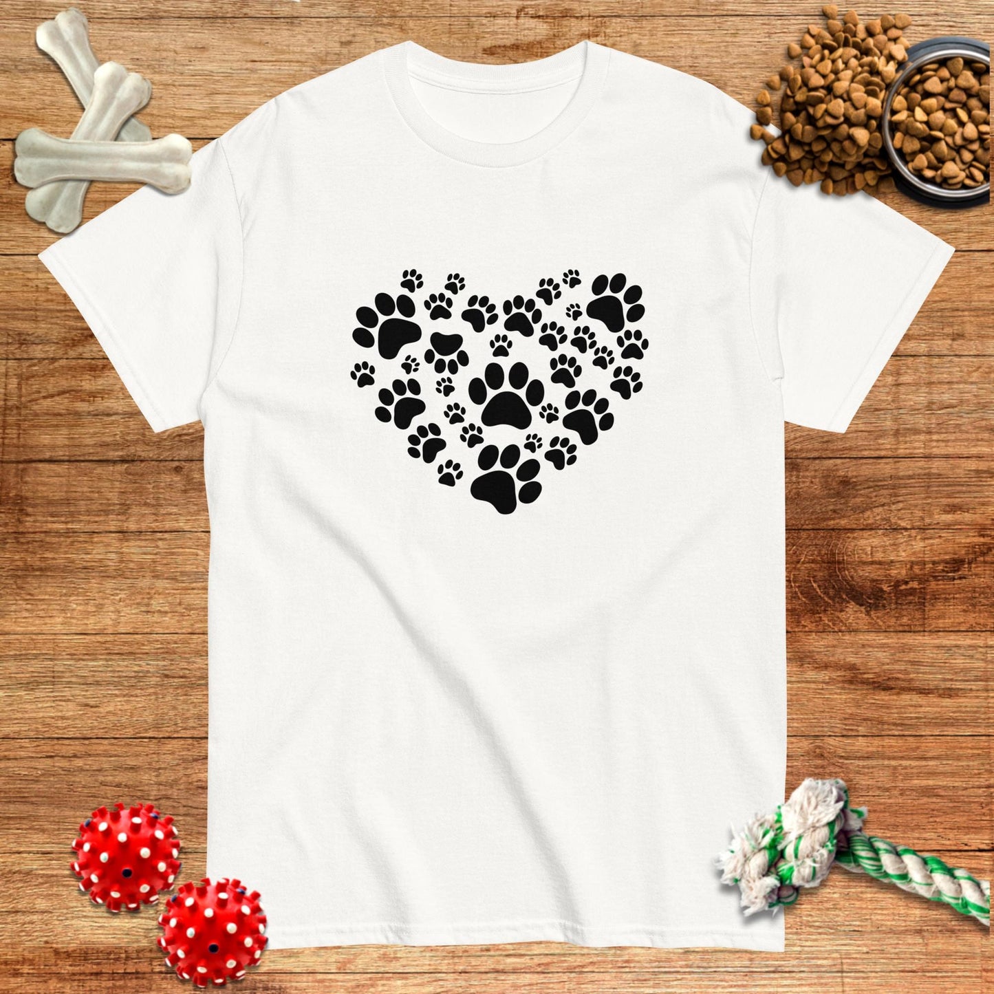 Camiseta con corazón hecho de huellas de patas | Dark Tees